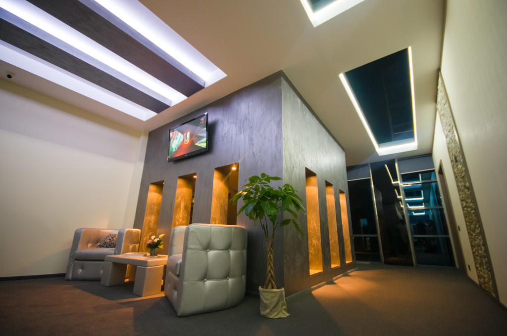 Hotel Aqua Târgu Jiu Buitenkant foto